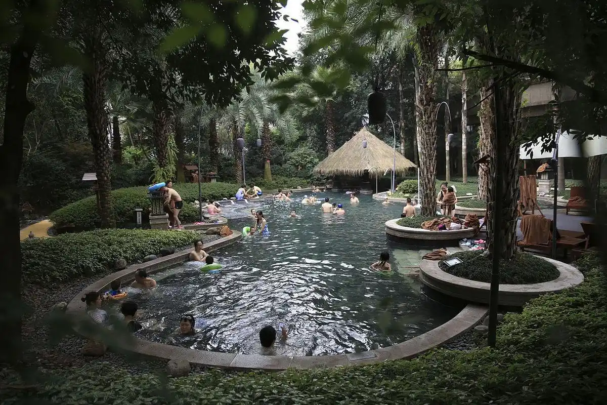 天冷哪里泡溫泉？重慶有沒有“假溫泉”？溫泉分布在哪些區(qū)域？-地大熱能