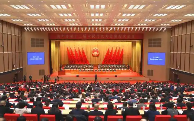 陳玉娟區(qū)長(zhǎng)：加速城區(qū)等地?zé)峁┡娲?打造地?zé)崮芤?guī)?；谜椿瘶影?地大熱能